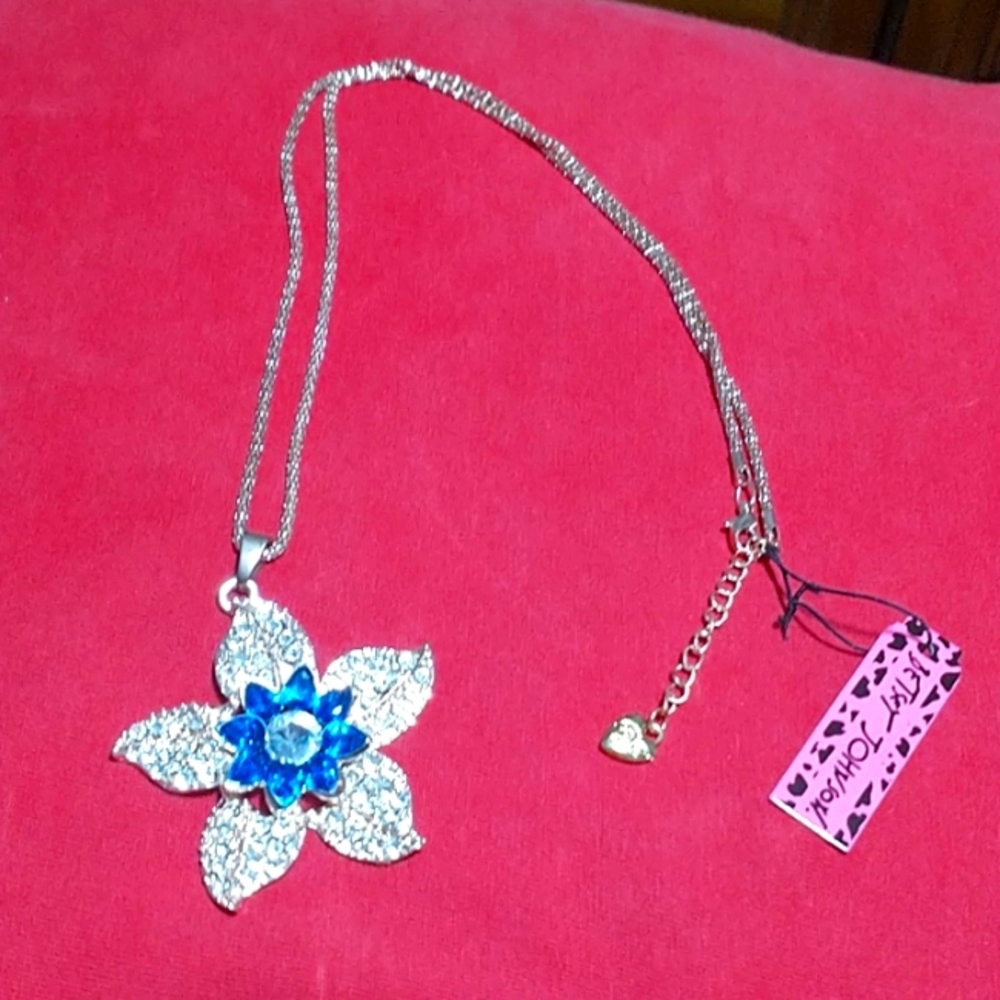 Betsey Flower Necklace! - Picture 1 of 6